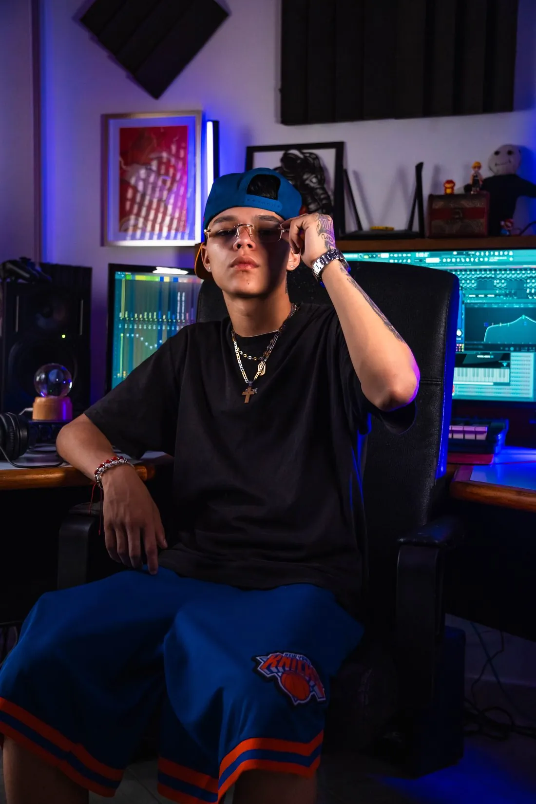 Retrato de Mainyy con gorra de los Knicks en el estudio