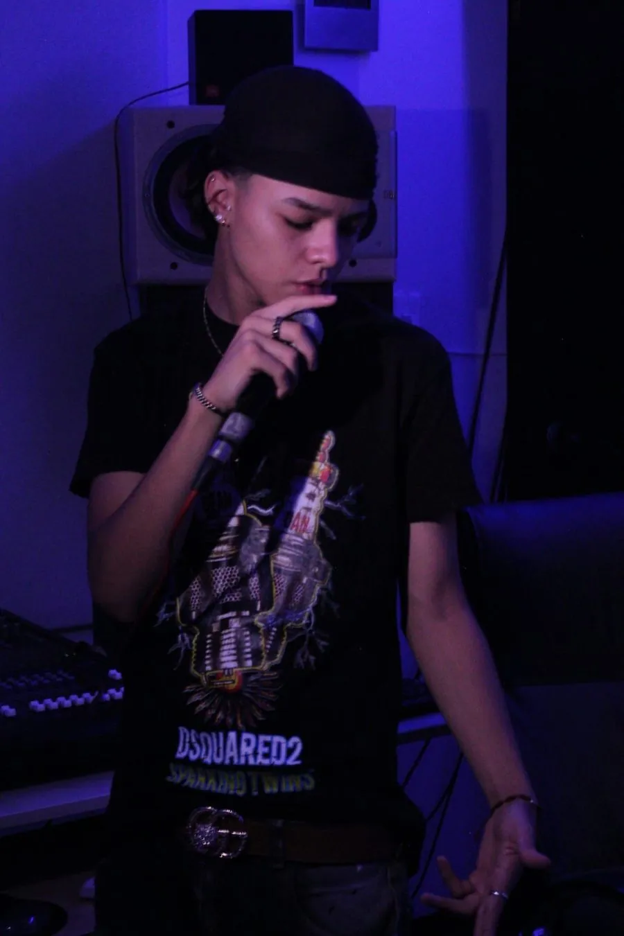 Mainyy grabando una toma vocal, gorra negra